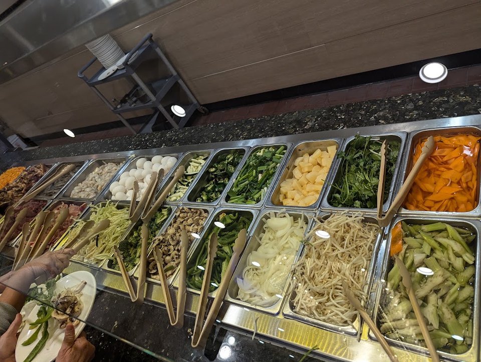 각종 채소와 고기 계란